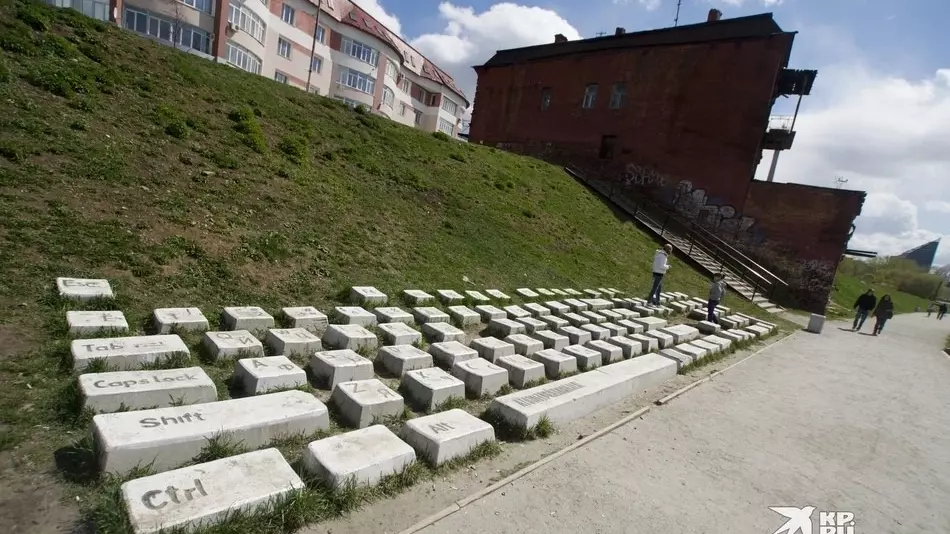 Памятник клавиатуре в Екатеринбурге попал в рейтинг забавных памятников