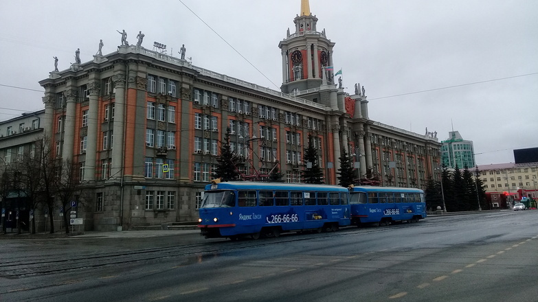 Дед Мороз в Екатеринбурге поздравил кондукторов на трамвайном маршруте