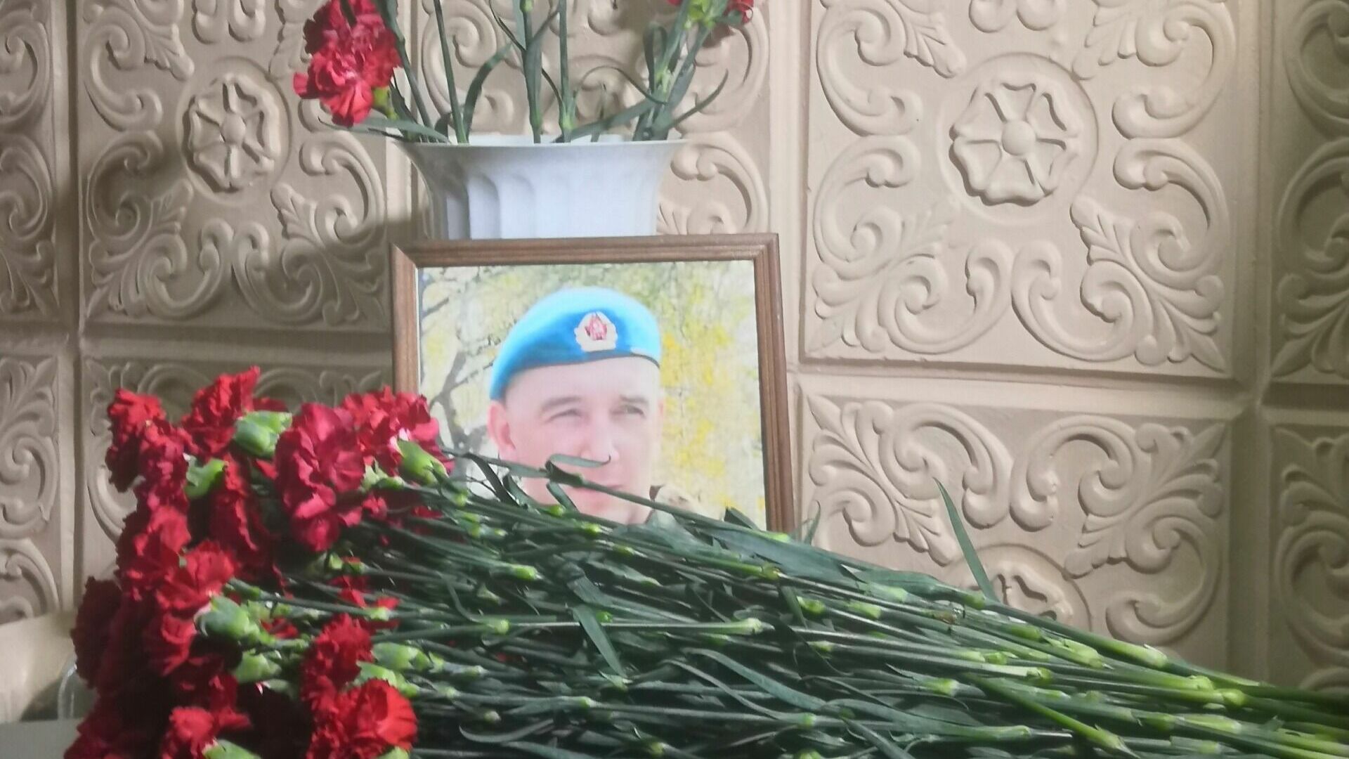 Погибшему в СВО бойцу открыли памятную доску в школе №12 Нижнего Тагила