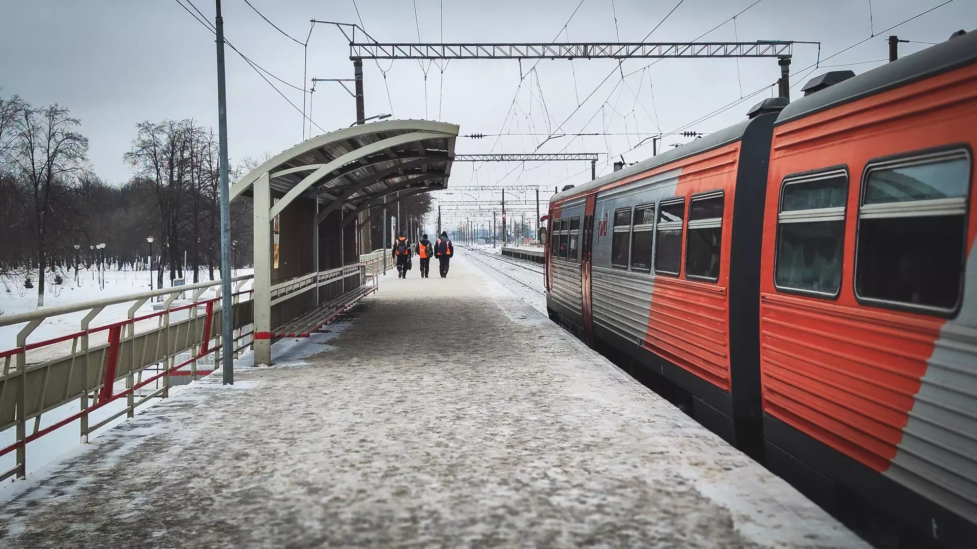 Мужчина устроил дебош в поезде Абакан — Москва и чуть не зарезал себя