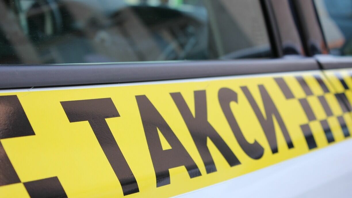 Таксист в Екатеринбурге угрожал пассажирке и не выпускал из машины