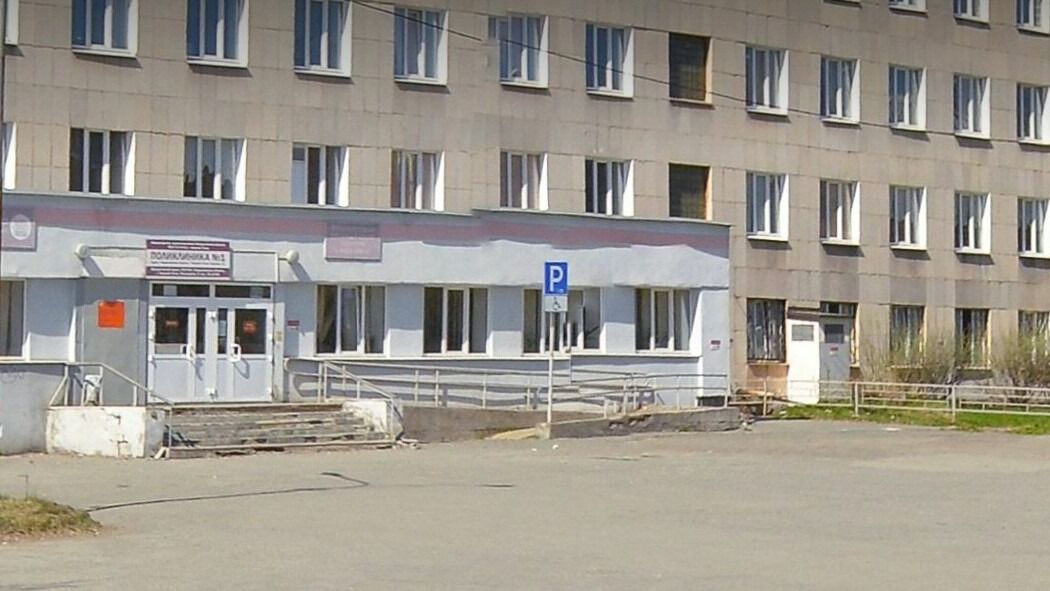 Три этажа и вход отремонтируют в поликлинике на Вагонке в Тагиле за 9,2 млн рублей