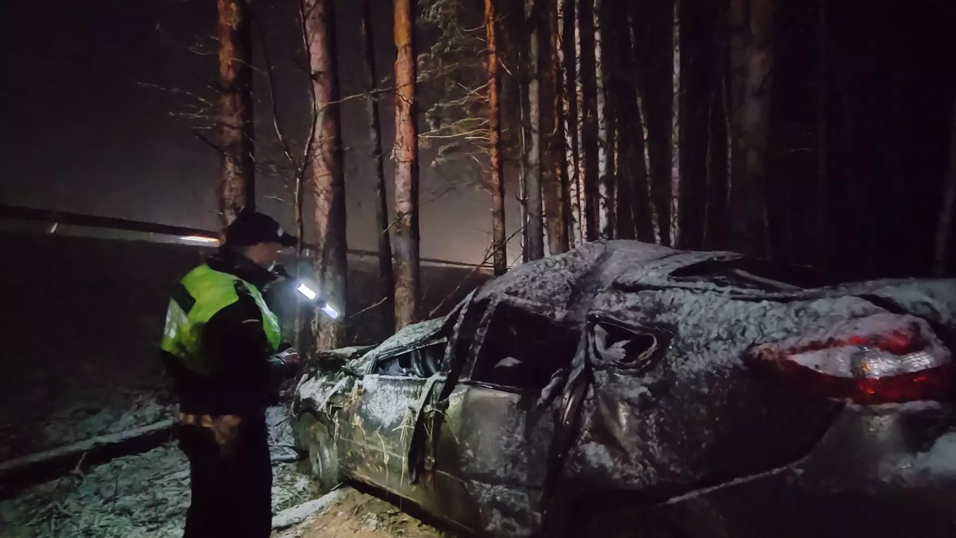 Пассажир скончался в ДТП с деревом под Екатеринбургом