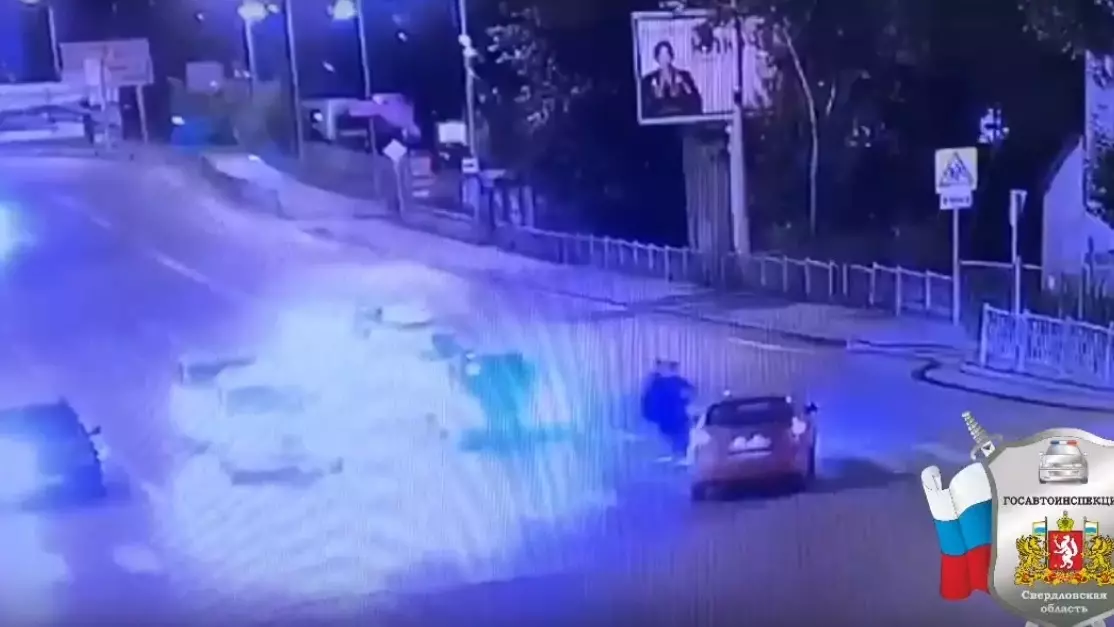 В Екатеринбурге двое детей на самокате попали под машину