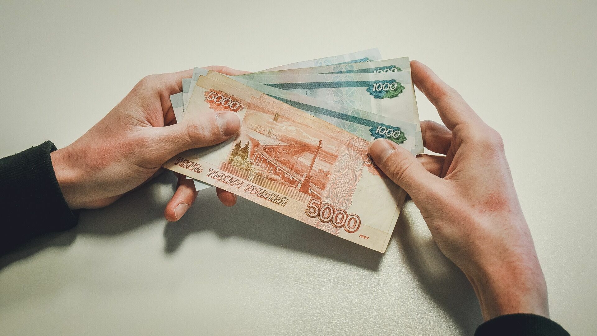 За порезанное лицо сотрудника свердловское предприятие заплатит 37 тысяч рублей