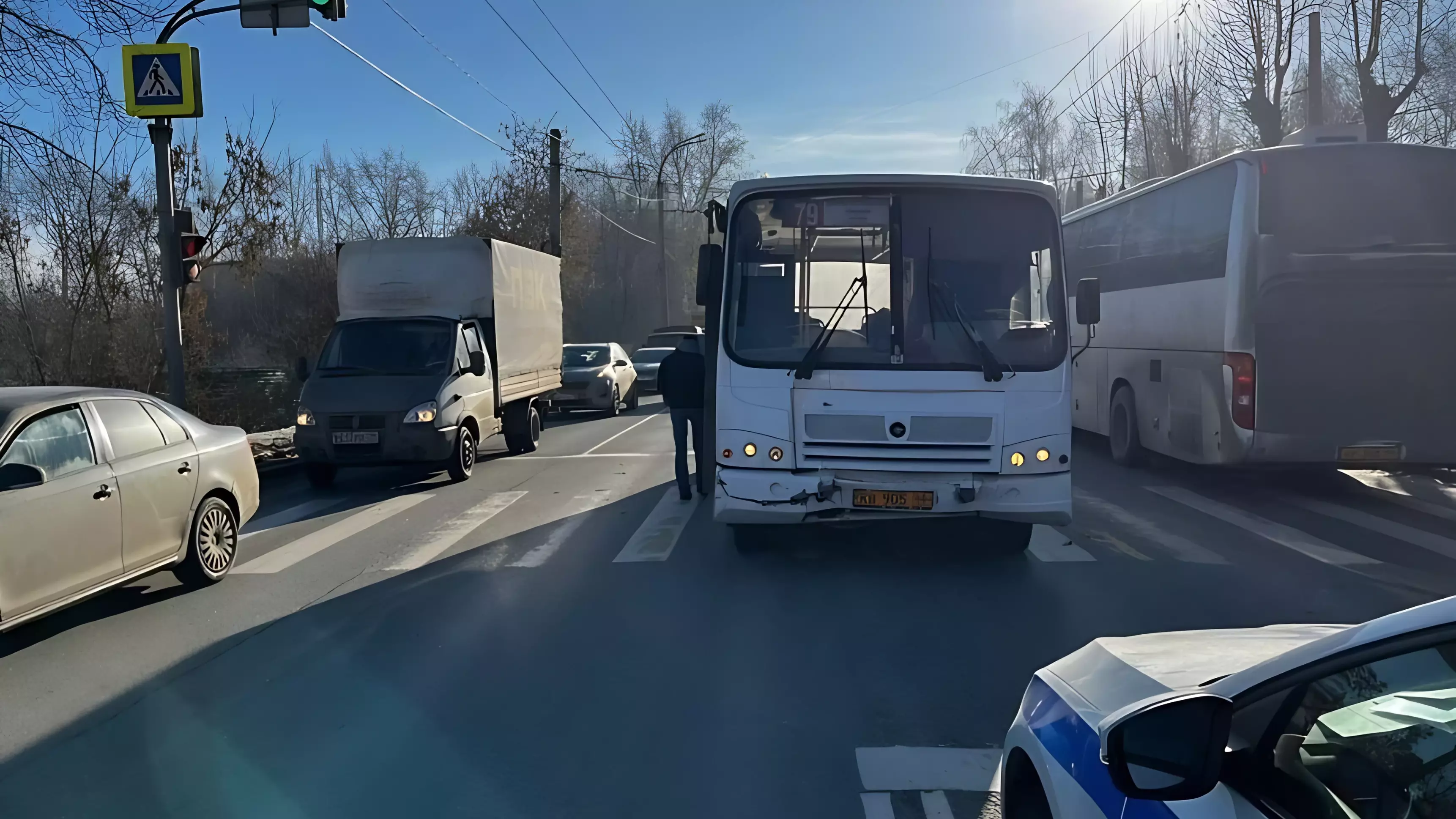 Водитель автобуса в Екатеринбурге протаранил автомобиль
