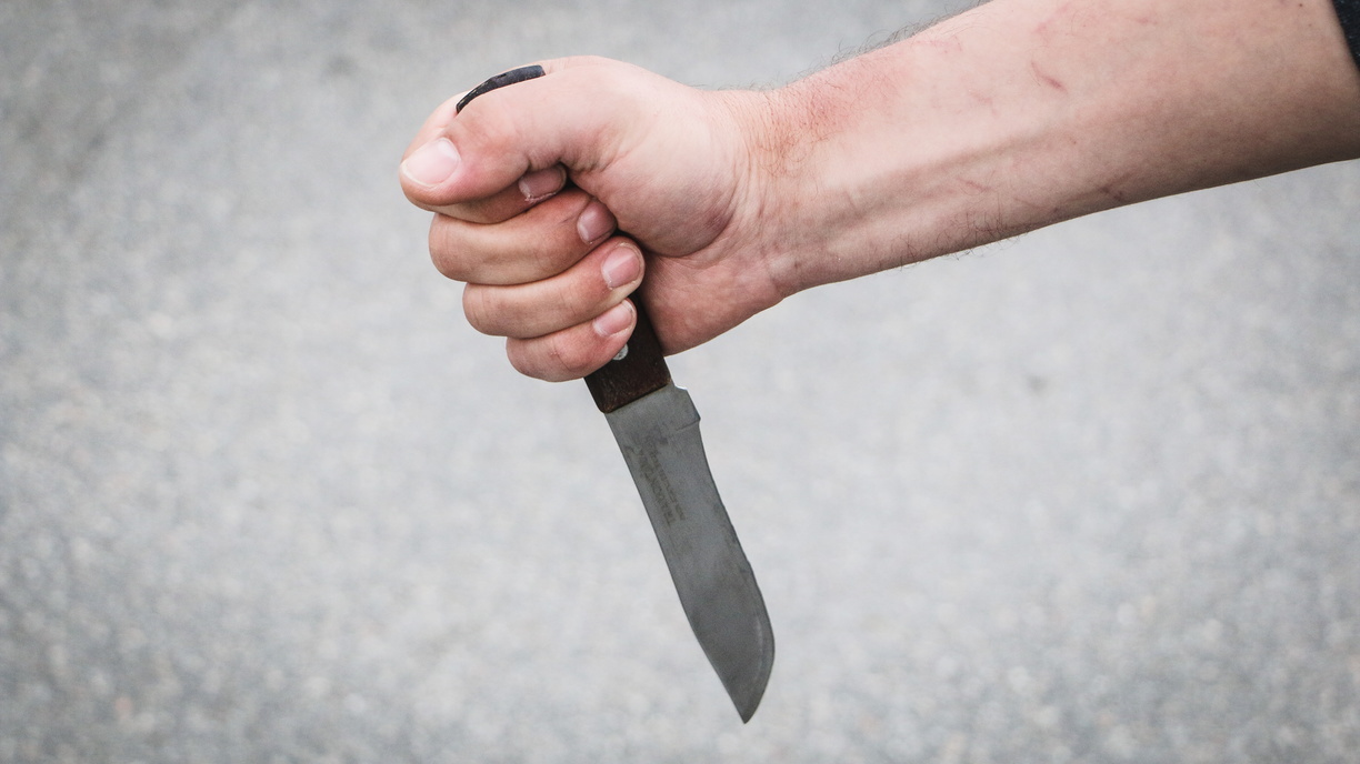 Четверо мужчин с ножом напали на подростка в Екатеринбурге