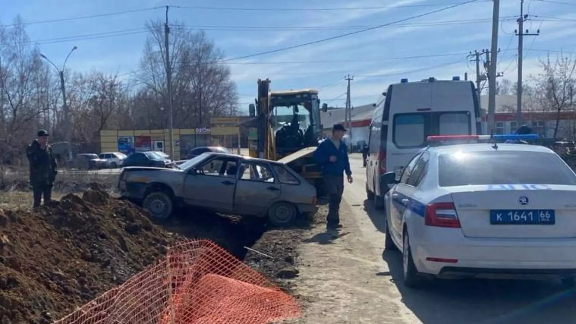 В Екатеринбурга пьяный водитель сбил на тротуаре двух дорожных рабочих