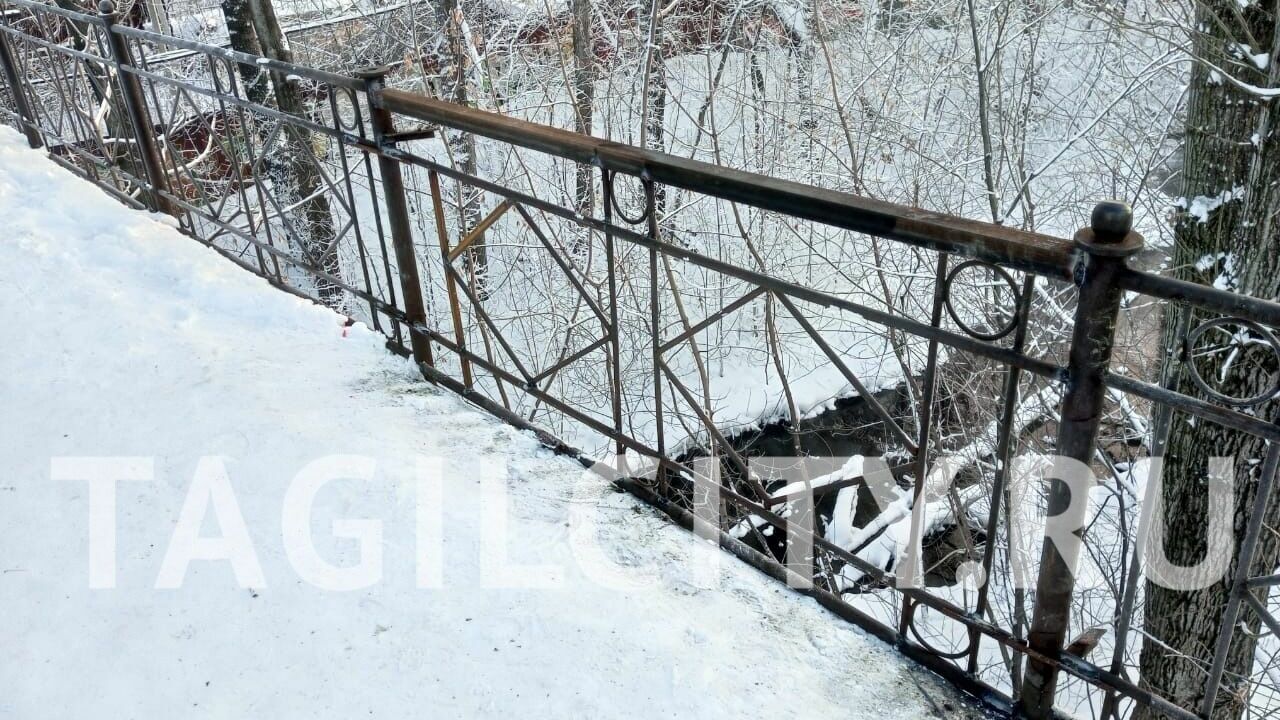 Перила на Горбатом мосту в Нижнем Тагиле восстановили