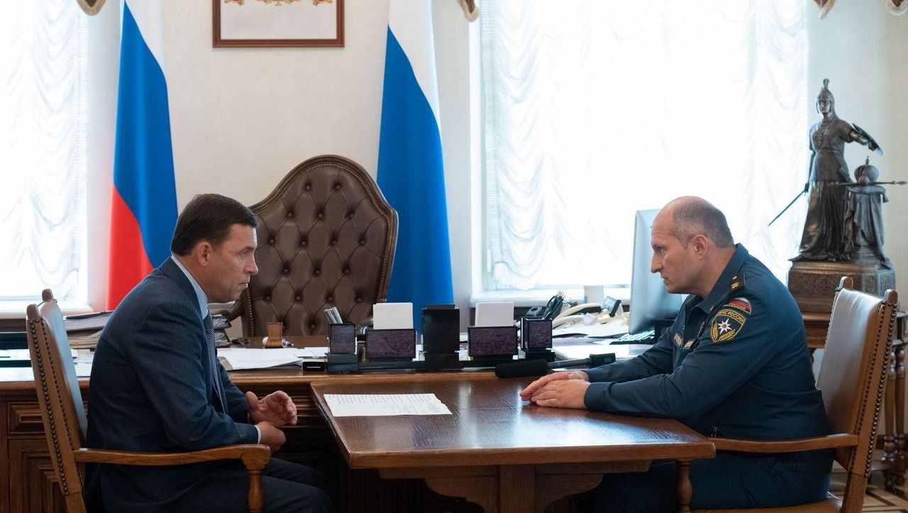 Глава МЧС России обсудил с губернатором тушение пожаров на Урале