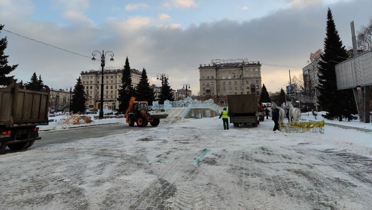 Демонтаж ледового городка на Театральной площади начался в Нижнем Тагиле