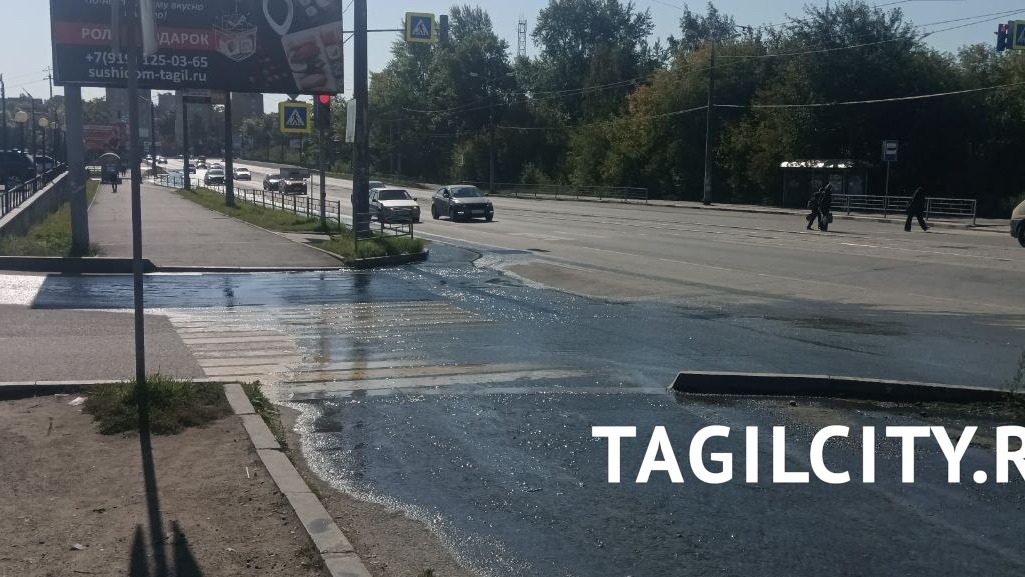 В Нижнем Тагиле вода из канализационного колодца затопила улицу Фрунзе