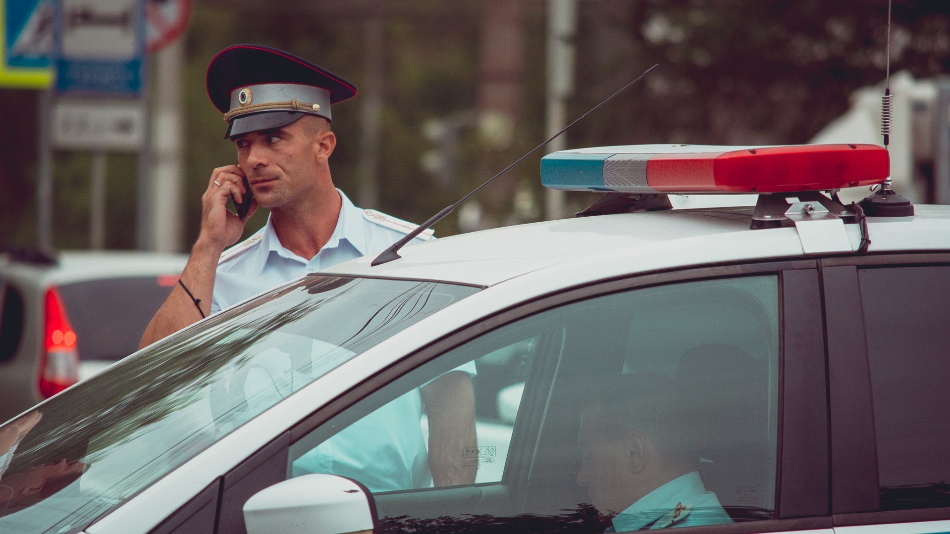 Две иномарки столкнулись на въезде в Академический район Екатеринбурга
