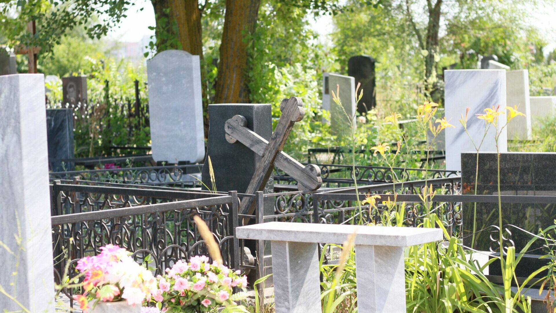 Неизвестные разрушили более 20 памятников на кладбище в Елани