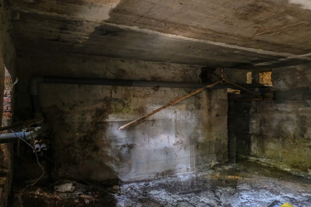 Подвал жилого многоквартирного дома на Старателе затопило фекалиями
