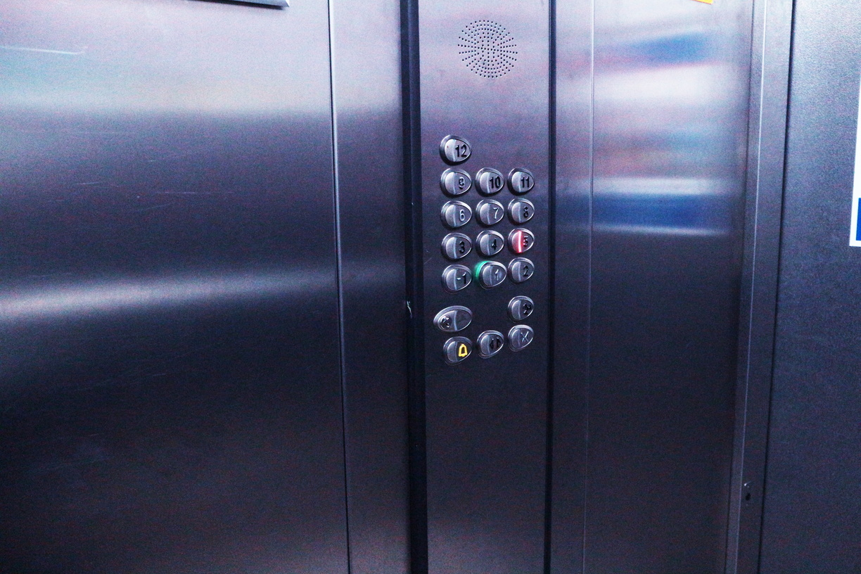 Лифт с человеком внутри сорвался в доме в Екатеринбурге