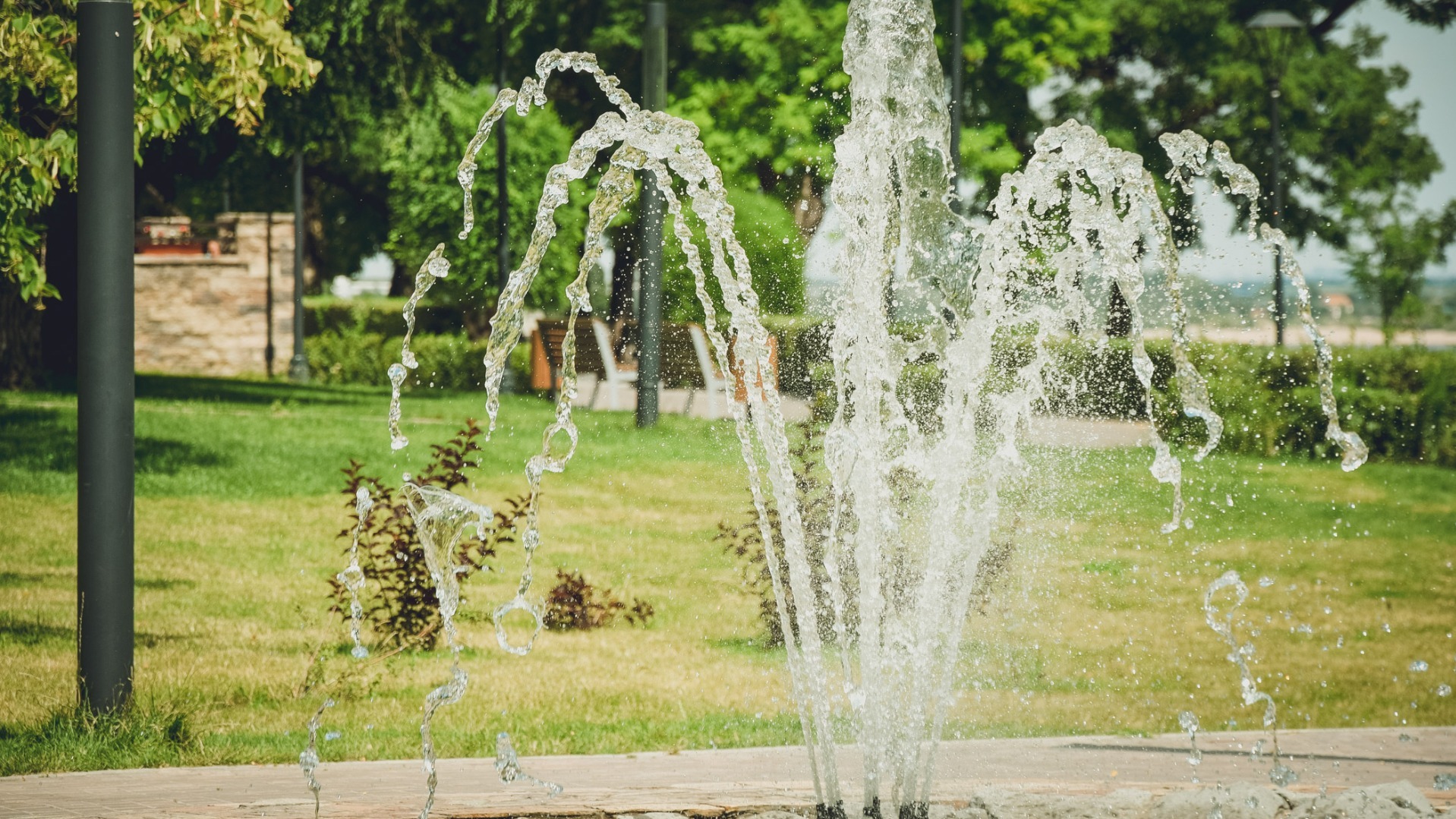 В Березовском подросток самостоятельно починил уличный фонтан