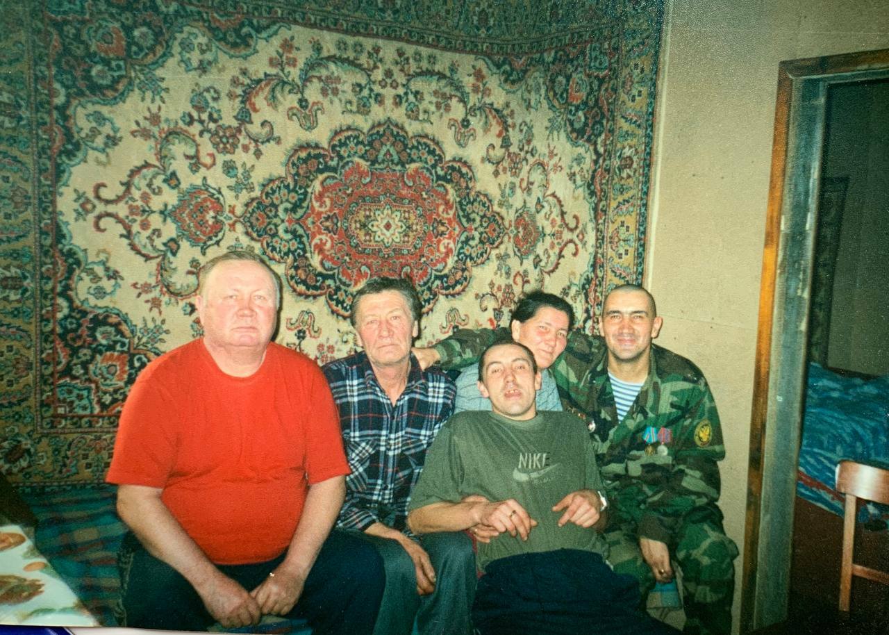 Анатолий Мягков со своей семьей по возвращении из горячей точки