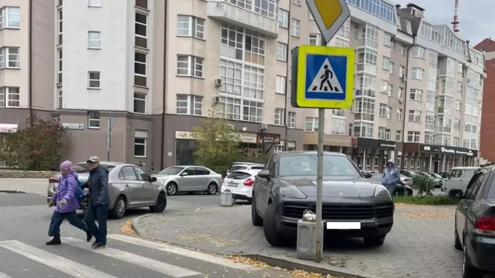 В Екатеринбурге водитель Porsche с номером 007 загородил аптеку на тротуаре