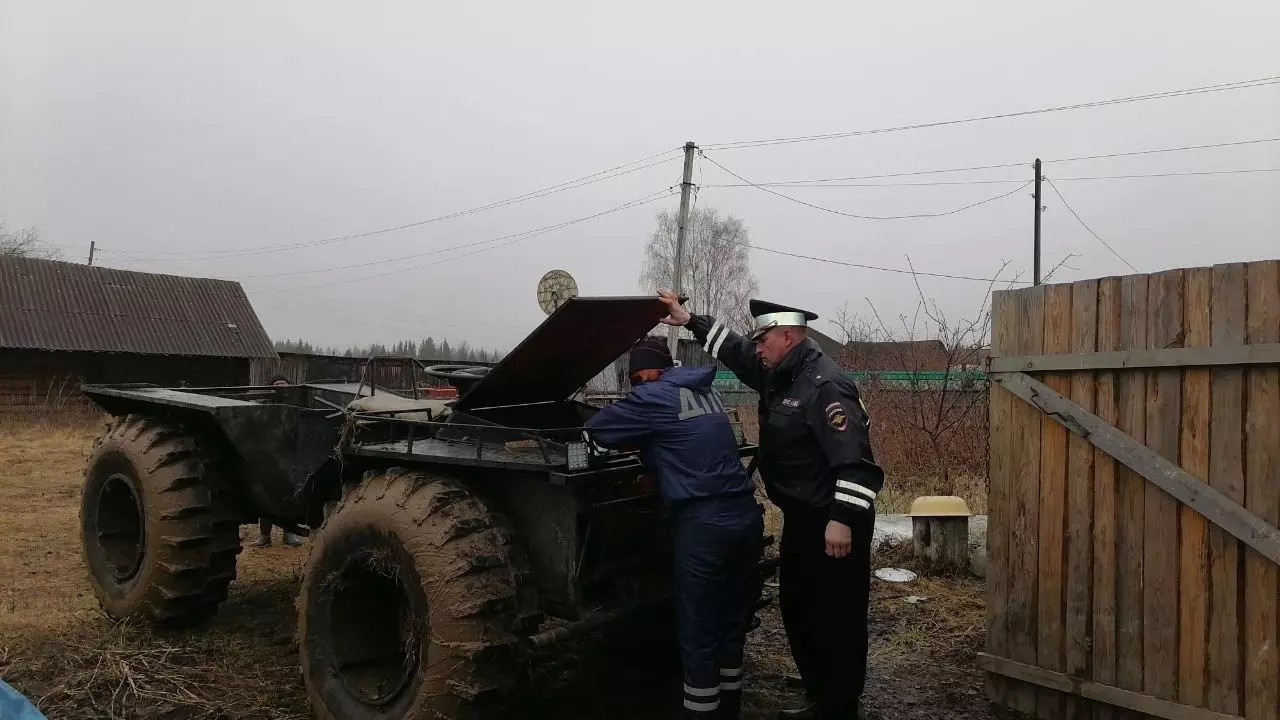 Мужчина перевернулся на болотоходе и сломал позвоночник в Свердловской области