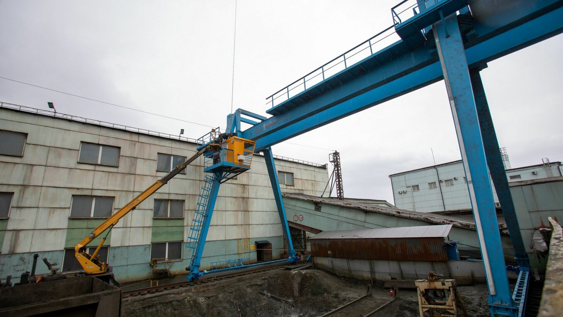 Новый козловой кран установили на Производстве полиметаллов в Кировграде