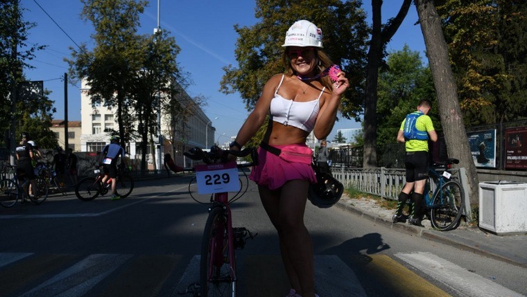 Велосипедистка в короткой мини-юбке взбудоражила жителей Екатеринбурга