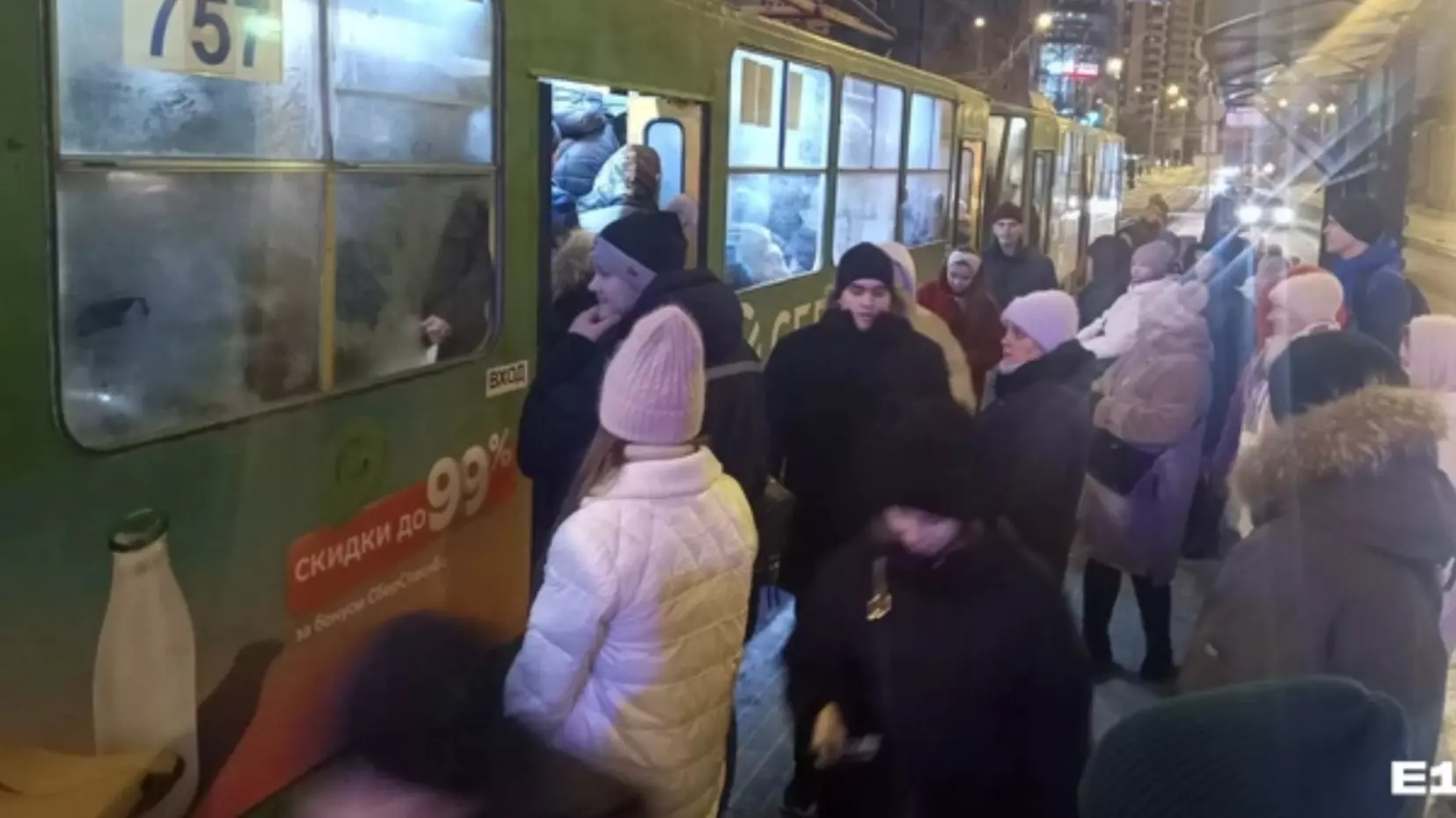Жители Екатеринбурга устроили давку в новом трамвае в Академическом