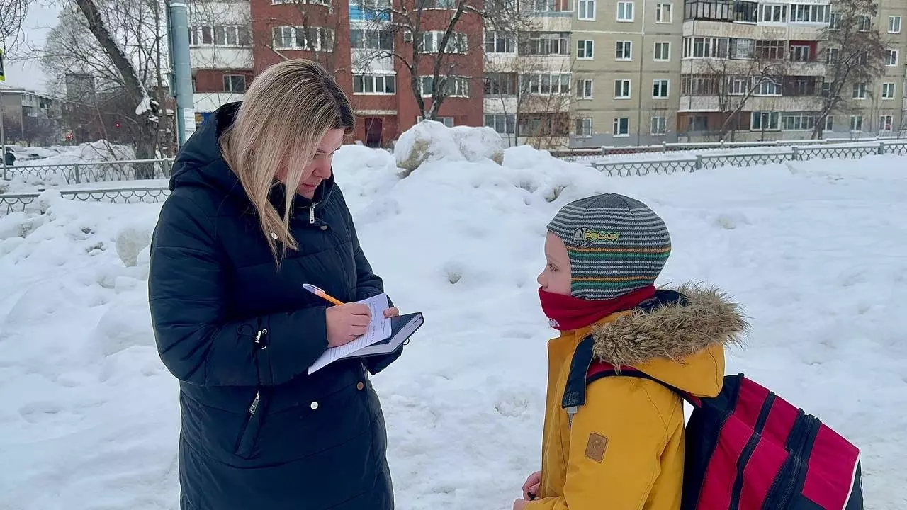 Сотрудники ГИБДД в Екатеринбурге проверяют детей на нарушения ПДД