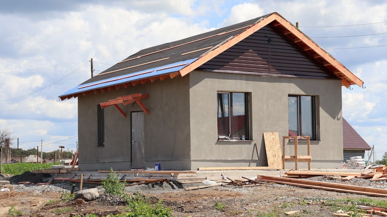Строители продолжают возведение новых жилых домов в Сосьве и Таежном