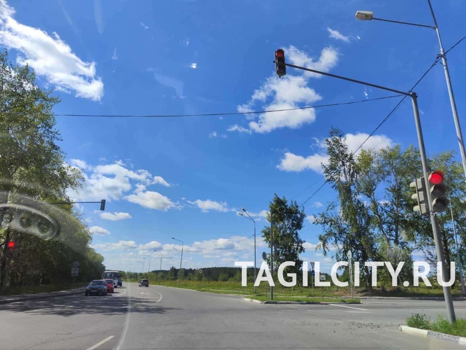 Светофор на перекрестке улиц Алтайская и Боровая