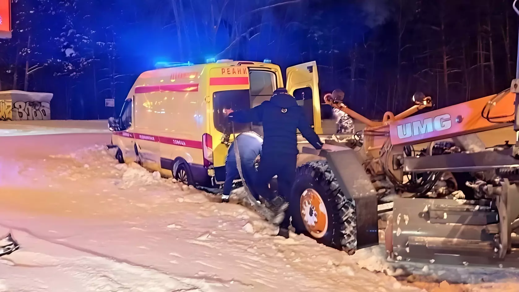 Такси влетело в скорую помощь в Екатеринбурге