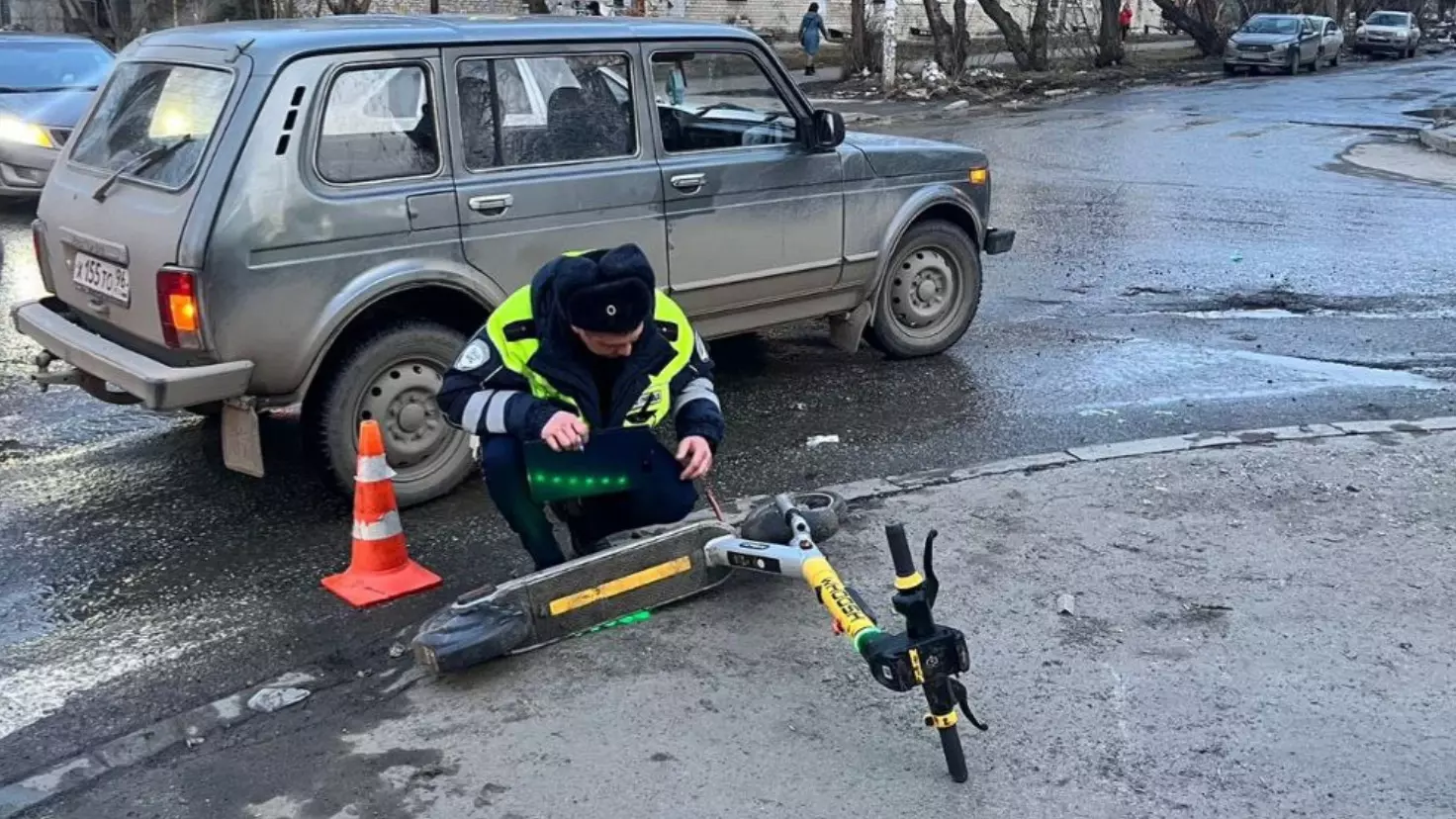 Школьница на электросамокате попала под колеса Нивы в Екатеринбурге