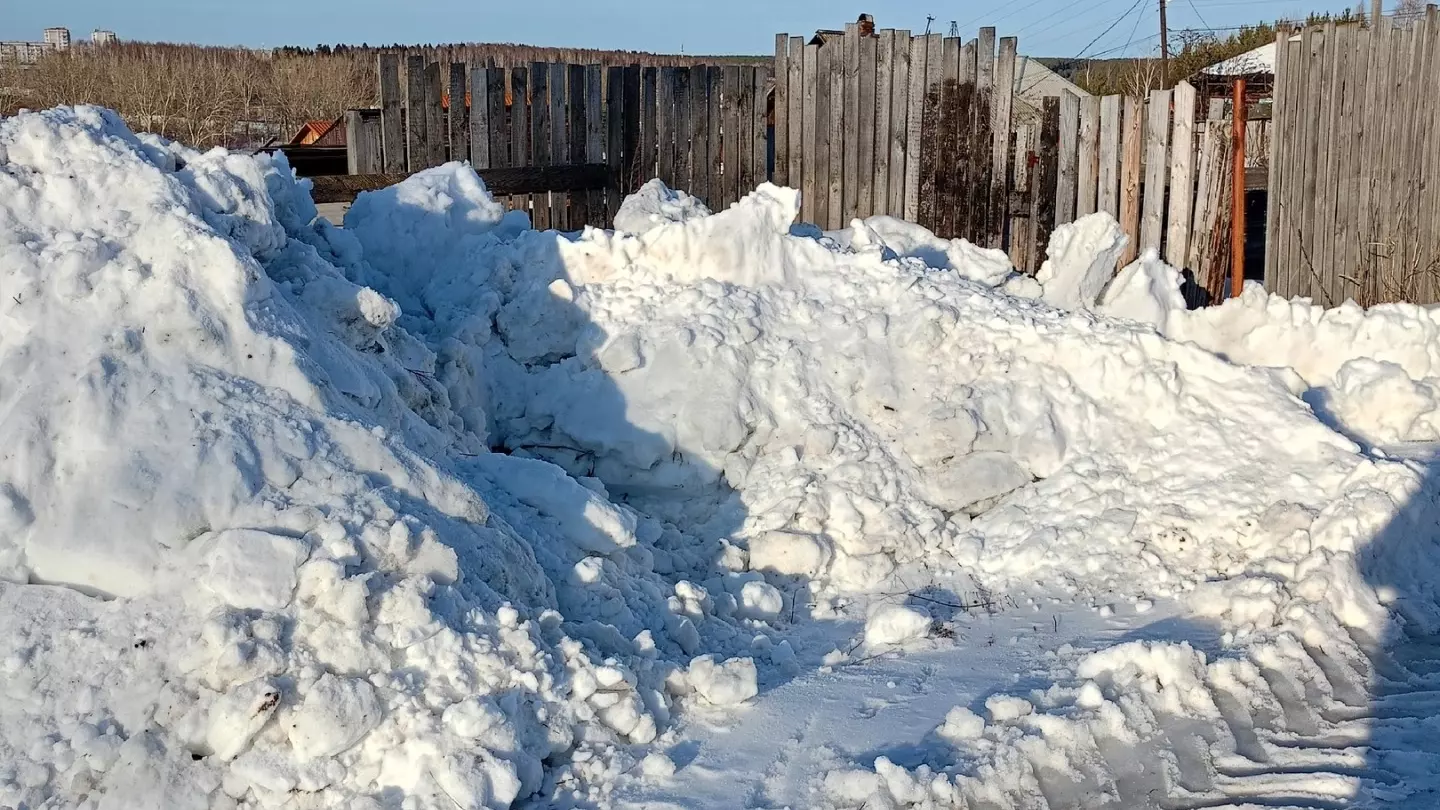 В Верхней Салде горожане жалуются на уборку снега у домов