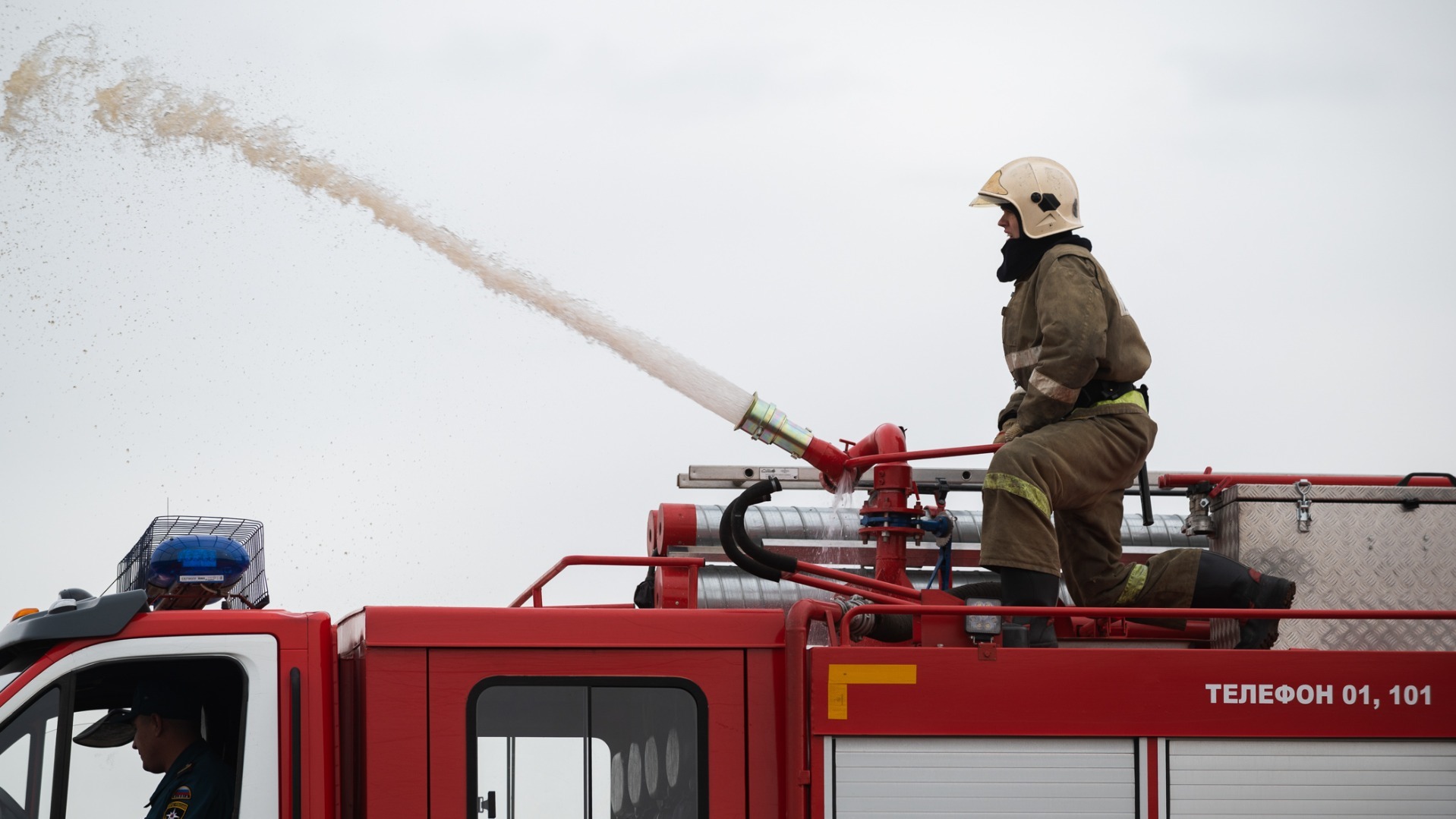 Пожарные спасли 12 человек из горящего дома в Красноуральске