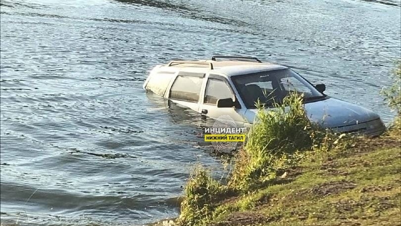 Отечественный автомобиль скатился в реку Исеть в Каменске-Уральском