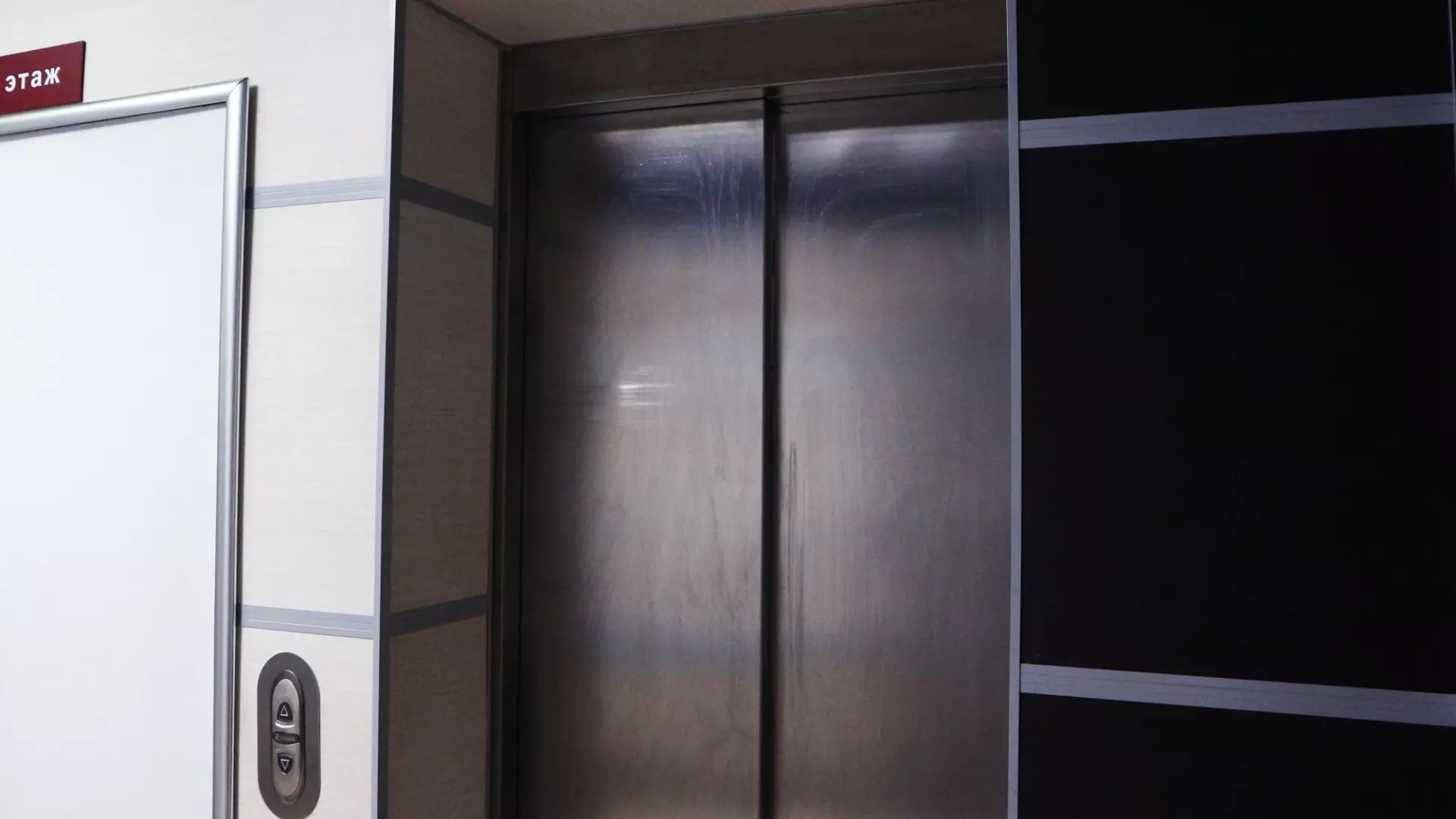 Лифт с пятью мужчинами сорвался вниз с шестого этажа в Уфе