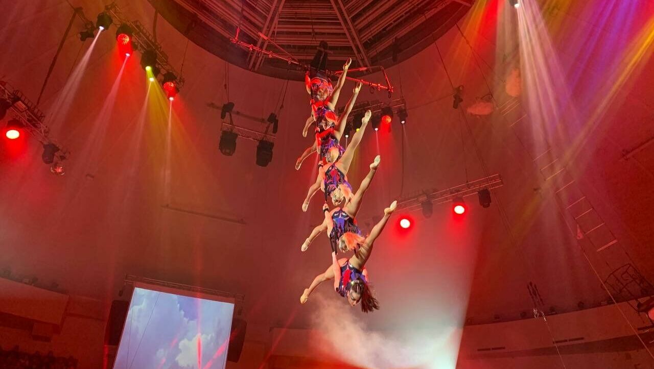 Мистические гимнасты и дикий мир бизонов: Нижнетагильский цирк представил премьеру