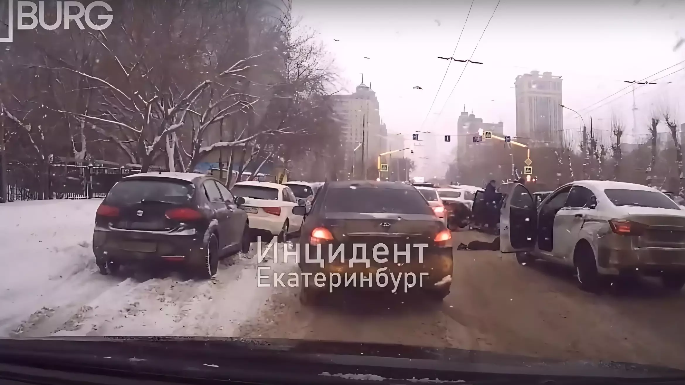 Неизвестные уложили водителя и пассажиров в Екатеринбурге лицом в асфальт