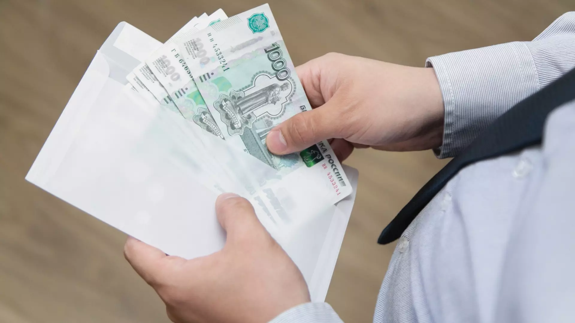 Мужчина просил деньги в долг в аэропорту в Екатеринбурге и не возвращал их
