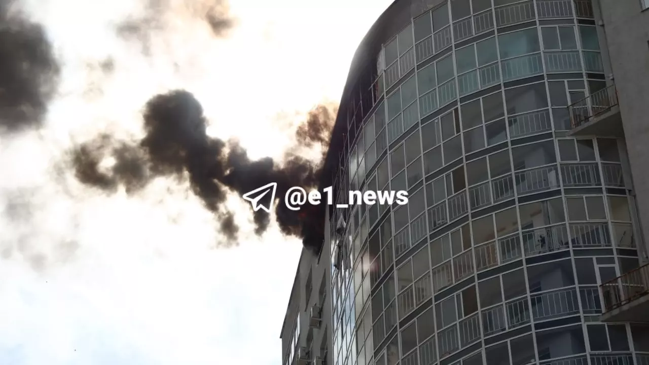 Мужчина выпрыгнул из окна во время пожара в Екатеринбурге