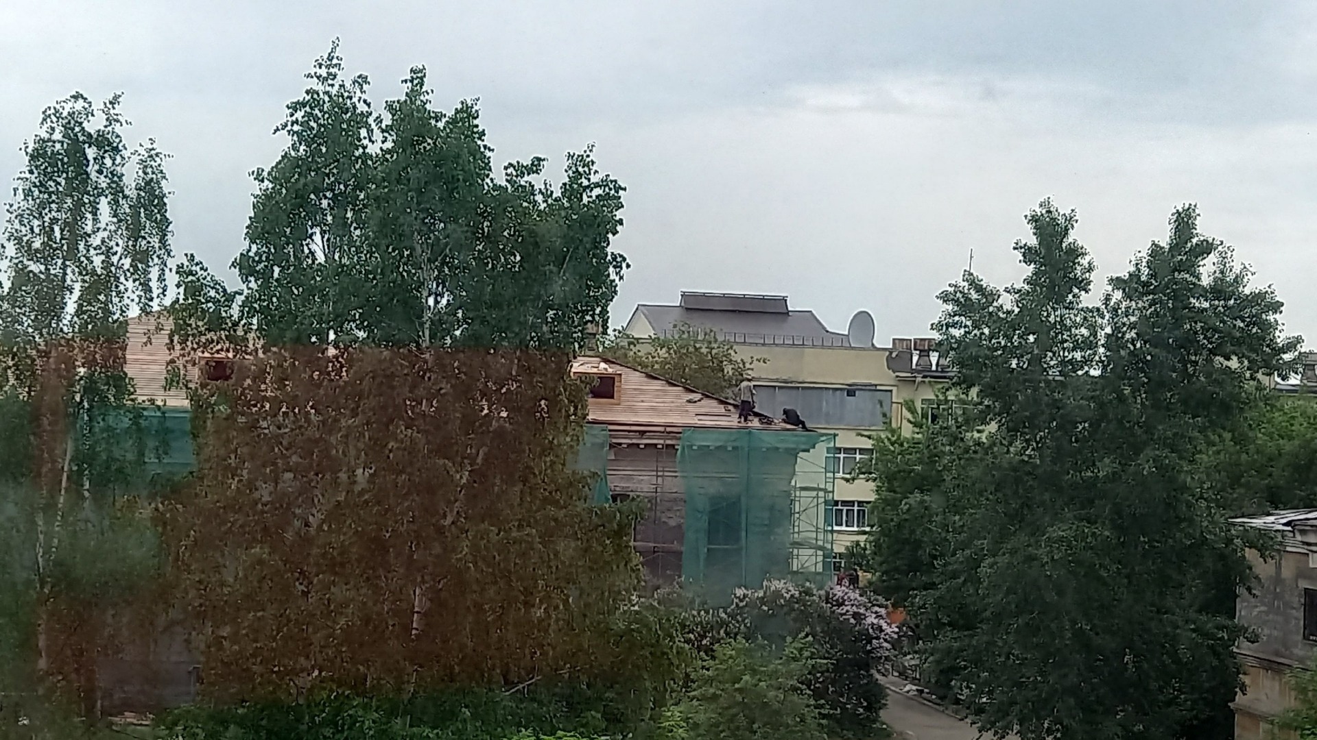 Жители Нижнего Тагила пожаловались на рабочих без страховки на крыше больницы