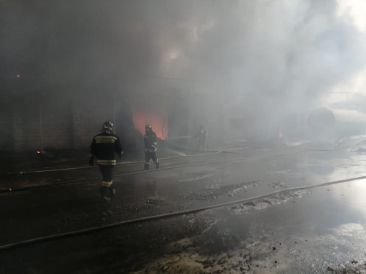 Контейнеры с маслом загорелись в маслоцехе в Невьянске