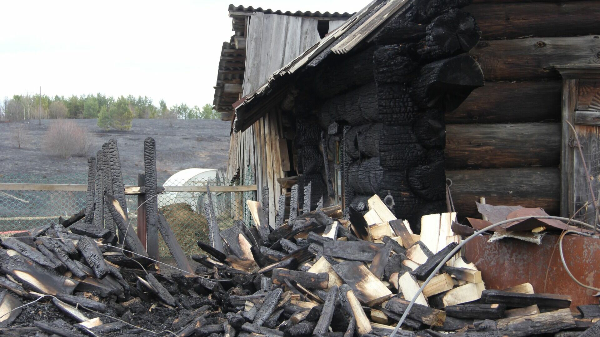 Что происходит на пепелище 10 сгоревших домов в селе Бызово под Нижним Тагилом