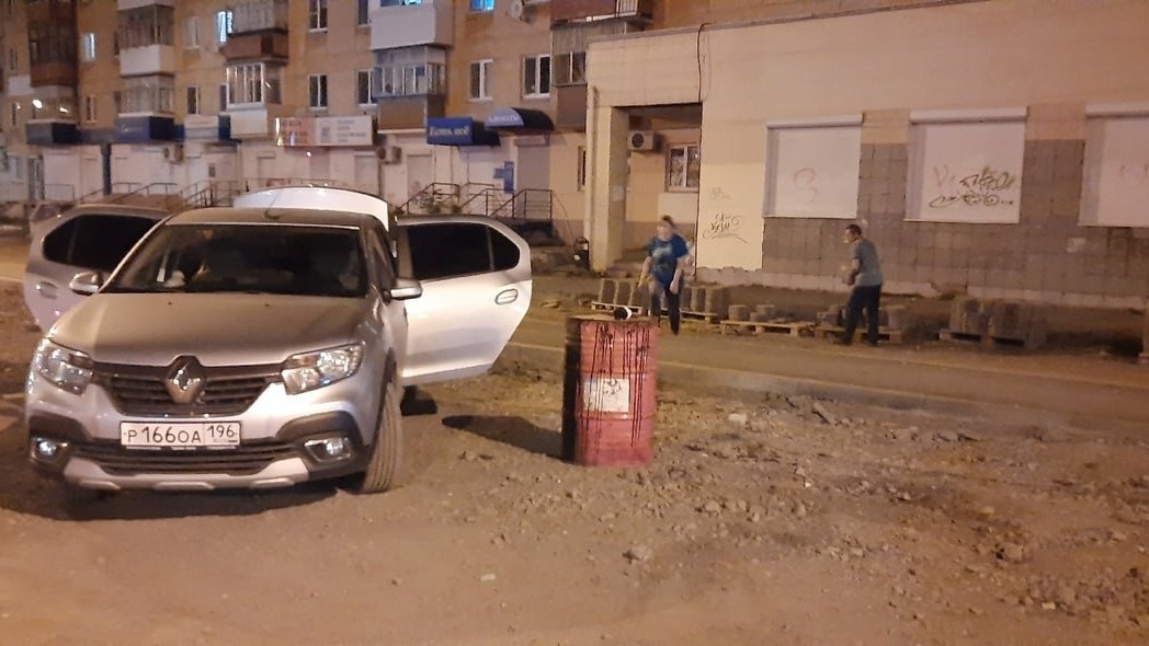 Неизвестные грузили плитку в автомобиль во время салюта в Нижнем Тагиле