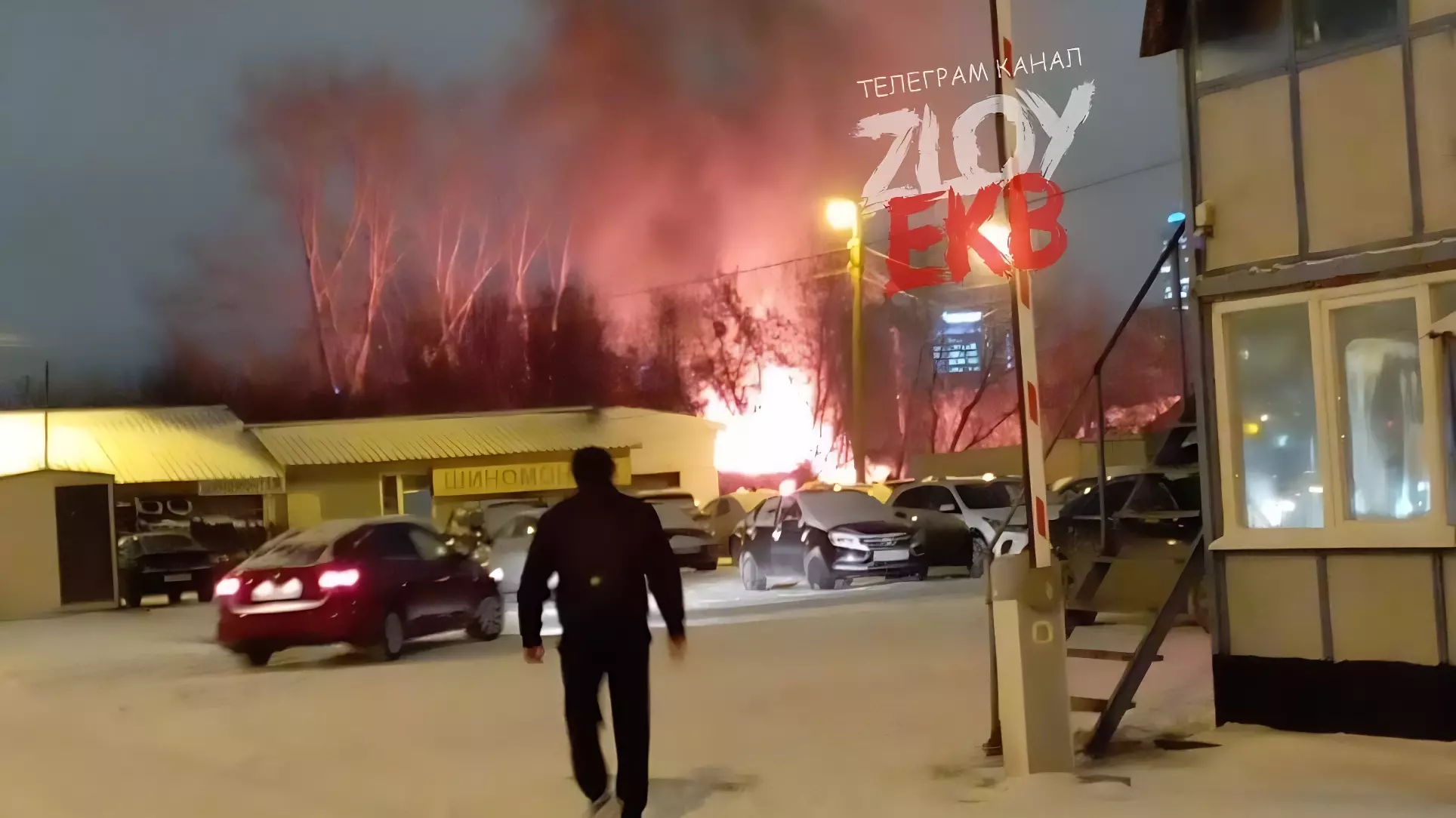 В частном доме в Екатеринбурге вспыхнул пожар