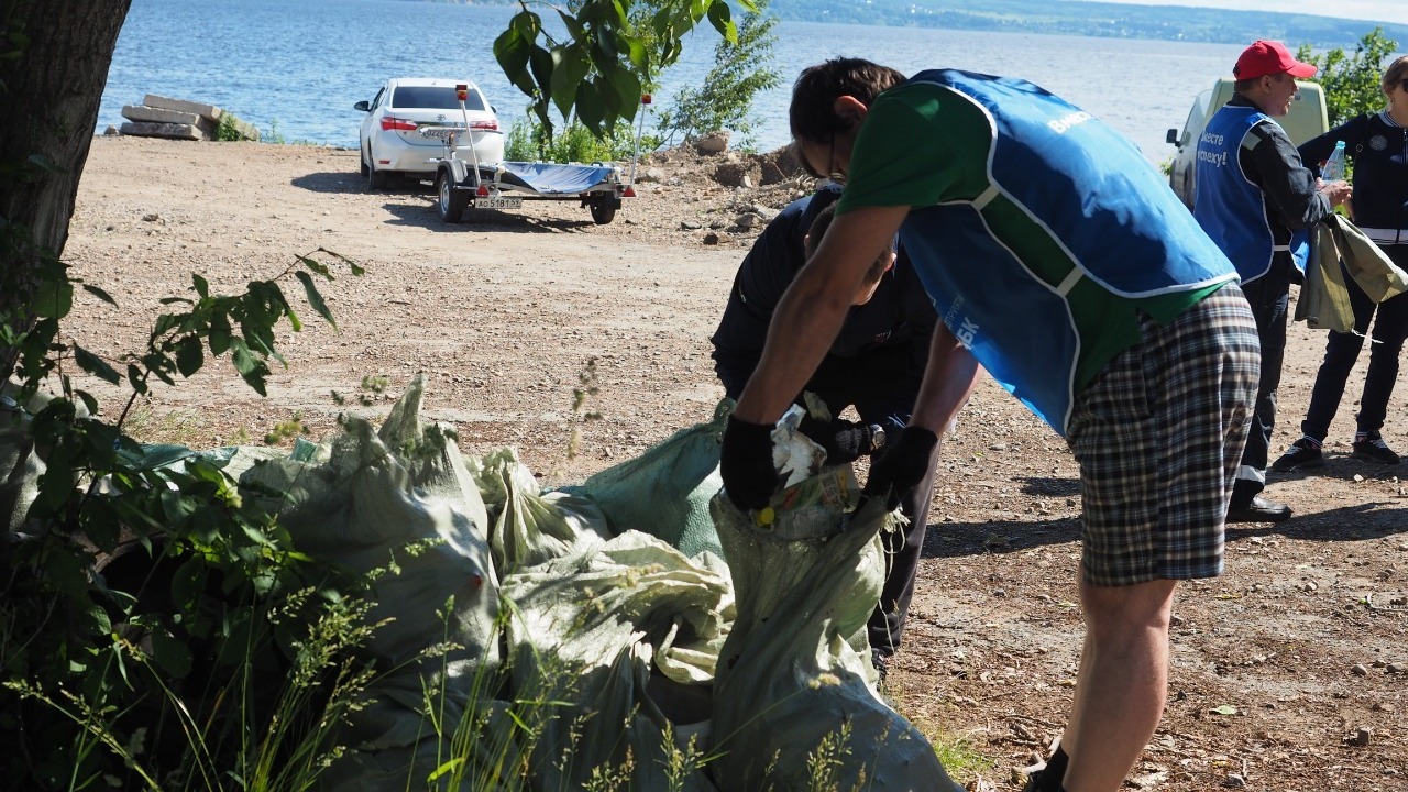 Молодежь Пермской ЦБК и жители Голованова расчистили от мусора берег реки Чусовой