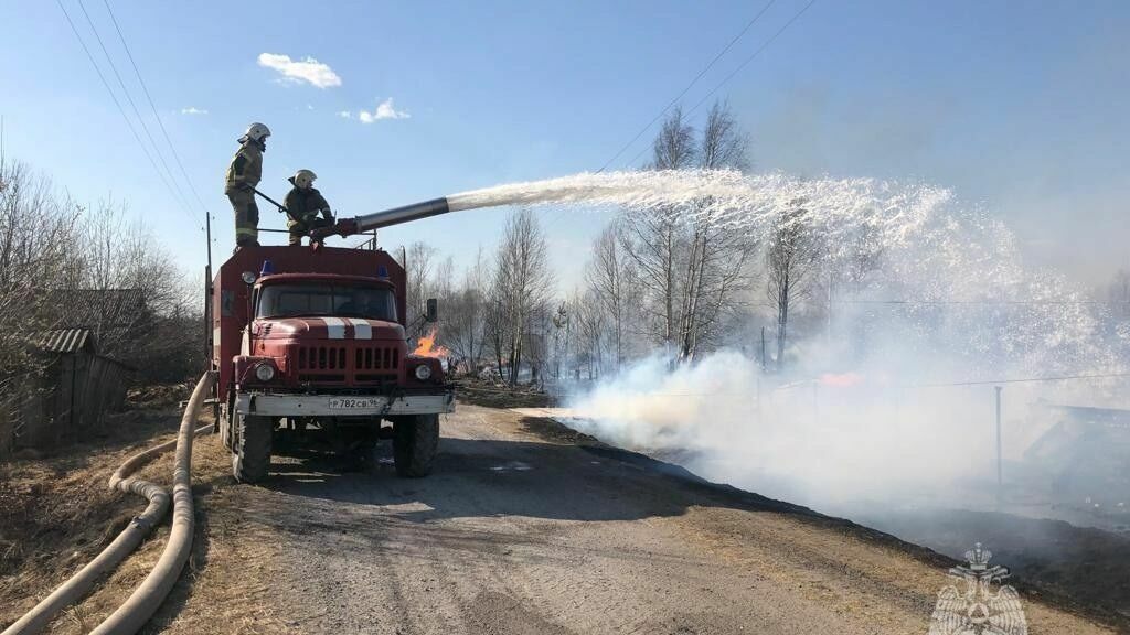 21 дом горит в поселке в Свердловской области