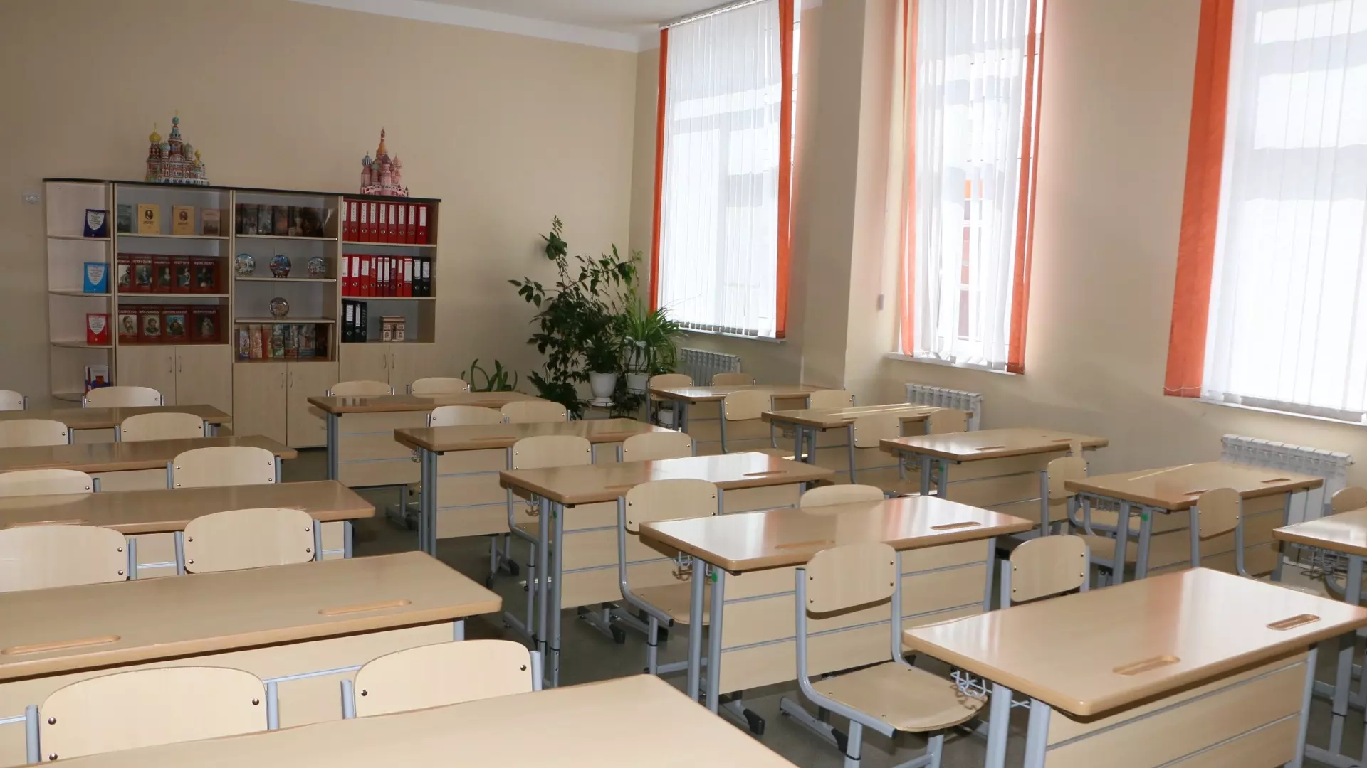 Учительница в Екатеринбурге оштрафована за фотографию с учеником