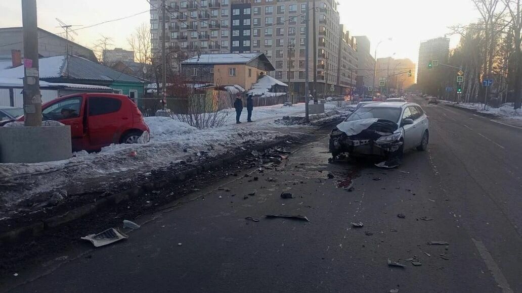 Женщина пострадала при столкновении двух иномарок в Екатеринбурге