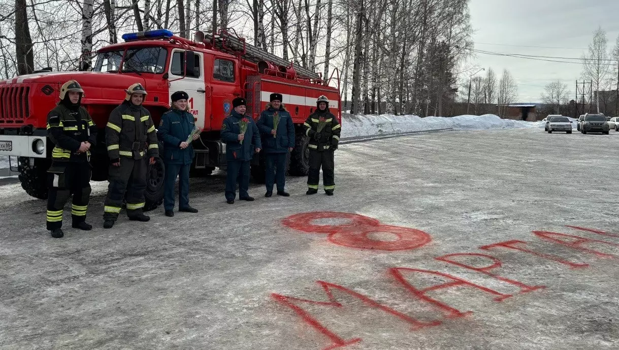 Пожарные Нижнего Тагила поздравили женщин с 8 марта